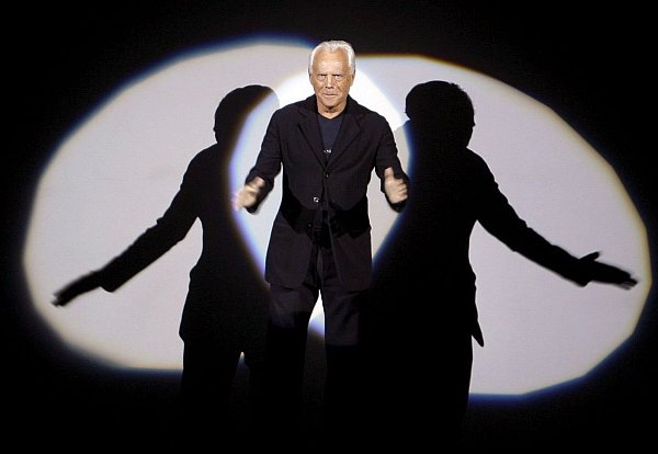 Designer Gorgio Armani steht bei den Männermodenschauen 2007/2008 auf dem Laufsteg. - © Daniel Dal Zennaro/epa/Ansa/dpa