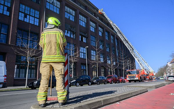 Feuerwehrkräfte sichern von Drehleitern aus eine zerstörte Fassade an einem Gebäude von Continental. - © Julian Stratenschulte/dpa