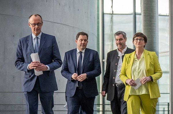 Unions-Kanzlerkandidat Friedrich Merz, SPD-Chef Lars Klingbeil, CSU-Chef Markus Söder und SPD-Chefin Saskia Esken in Berlin. - © Michael Kappeler/dpa