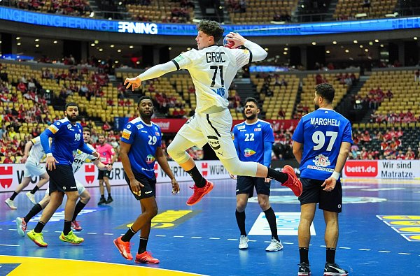 Deutschlands Handballer Marko Grgic (M.) wirft ein Tor gegen Tunesien. - © Soeren Stache/dpa