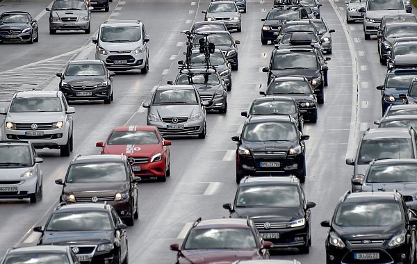In NRW sind zum Ferienstart Staus erwartet. - © Axel Heimken/dpa