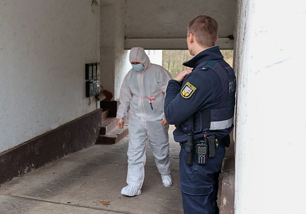 Die Spurensicherung der Polizei ist im Einsatz. - © Brandon Lee Posse/dpa