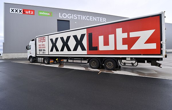 Ein Lkw des österreichischen Möbelriesen XXXLutz. Die Übernahme von Porta kommt erst zustande, wenn das Bundeskartellamt zustimmt. - © Martin Schutt/dpa-Zentralbild/dp