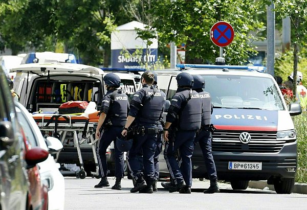 Einsatzkräfte der Polizei stehen in der Nähe des Tatorts, ein Gymnasium in Graz. - © Erwin Scheriau/APA/dpa