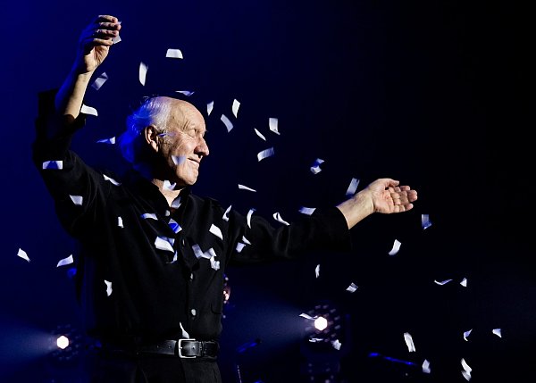 Der 80-jährige Herman van Veen ist Stiefvater der verwaisten Ente Alfred Jodocus Kwak. Er kommt im Dezember in die Stadthalle. - © Olaf Bellmann