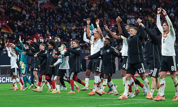 Das DFB-Team jubelt nach dem Spiel. - © Jan Woitas/dpa