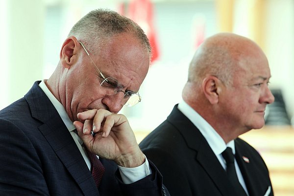 Österreichs Innenminister Gerhard Karner (l., ÖVP) und Österreichs Bundeskanzler Christian Stocker (ÖVP) bei der Pressekonferenz. - © Heinz-Peter Bader/AP/dpa