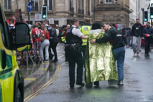 Polizei und Rettungskräfte kümmern sich um Verletzte in Liverpool. - © Owen Humphreys/PA Wire/dpa
