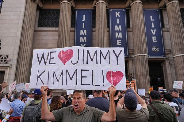 Los Angeles, 18. September: Nach der Absetzung der Late-Night-Show von Jimmy Kimmel gab es Demonstrationen. - © Jae C. Hong/AP/dpa