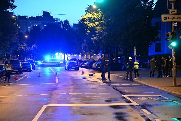 Einsatzkräfte am Tatort in München. Eine Gefahr für die Allgemeinheit bestehe nicht, hieß es von der Polizei. - © Felix Hörhager/dpa