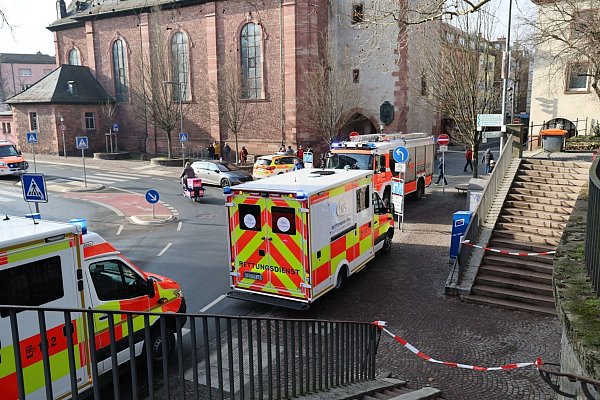 Fahrzeuge von Feuerwehr und Rettungsdiensten stehen in der Nähe des Parks in Aschaffenburg, in dem die Kindergartengruppe attackiert wurde. - © Ralf Hettler/dpa