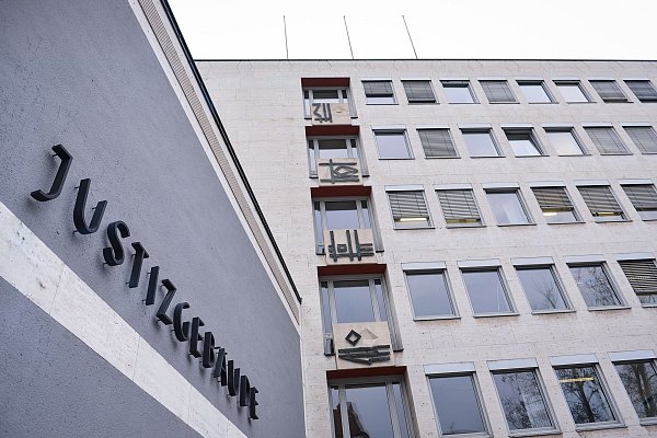 Das Justizgebäude in Aschaffenburg. Der Verdächtige muss voraussichtlich am Donnerstag vor den Haftrichter. - © David-Wolfgang Ebener/dpa