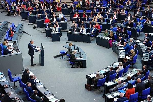 Bei seiner ersten Regierungserklärung hielt sich Merz weitgehend an die Vereinbarungen des Koalitionsvertrags. - © Kay Nietfeld/dpa