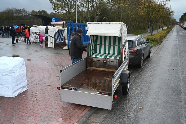 Um den Abtransport müssen sich die Käufer selbst kümmern: Luise und Alexander verladen hier ihren Strandkorb, den sie für 70 Euro ersteigert haben. - © Lars Penning/dpa