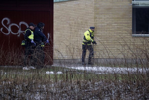 Örebro am 4. Februar: Polizisten stehen am Tatort, der Risbergska-Schule. - © Kicki Nilsson/TT News Agency/AP/dpa