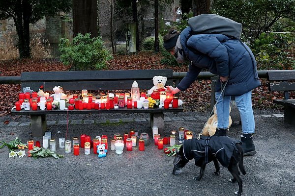 Wie der Kanzler trauern auch vor Ort zahlreiche Menschen um die Opfer in Aschaffenburg. - © Daniel Löb/dpa