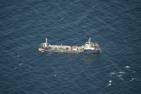 11. Oktober: Blick aus einem Flugzeug auf den brennenden Tanker "Annika" in der Ostsee. - © Hannes P Albert/dpa