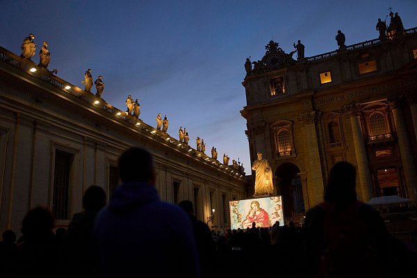 Menschen nehmen an einem Rosenkranzgebet für Papst Franziskus auf dem Petersplatz in Vatikanstadt teil. - © Francisco Seco/AP/dpa