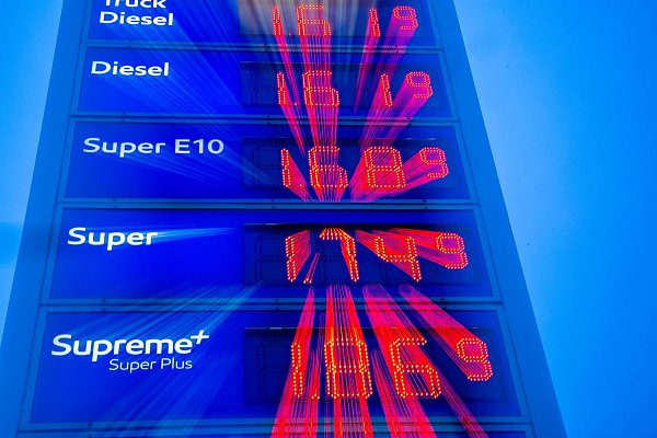 In Österreich ist es Tankstellen nur einmal täglich um 12 Uhr erlaubt, die Preise zu erhöhen. - © Jens Büttner/dpa