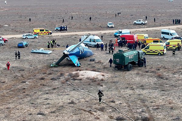 Ein Teil des Wracks der abgestürzten Passagiermaschine von Azerbaijan Airlines. Rettungskräfte haben laut Behörden mehrere Lebende geborgen. - © Azamat Sarsenbayev/AP/dpa