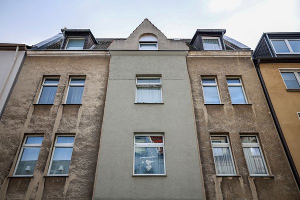 Das zwölfjährige Mädchen ist bei einem Polizeieinsatz in einem Mehrfamilienhaus in Bochum durch Schüsse aus einer Dienstwaffe lebensgefährlich verletzt worden. - © Christoph Reichwein/dpa