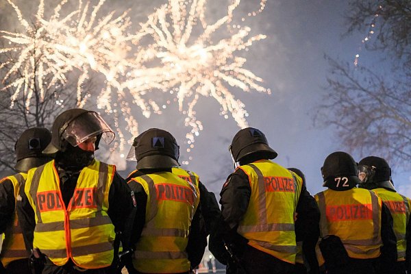 Silvester naht – und damit die Nacht, in der sich Polizei-, Rettungs- und Einsatzkräfte auf Großeinsätze und Dauerstress einstellen müssen. - © Clemens Heidrich/dpa