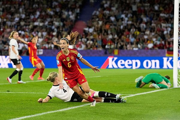 Spaniens Aitana Bonmati jubelt nach ihrem entscheidenden Tor im EM-Halbfinale gegen Deutschland. - © Alessandra Tarantino/AP/dpa