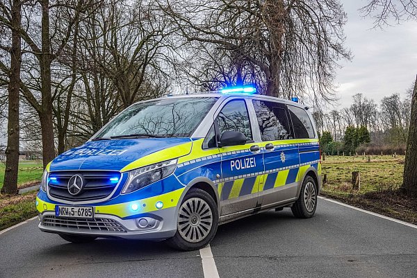 Die Polizei Gütersloh sperrte die Paderborner Straße für die Dauer der Unfallaufnahme. - © Paul Brinkmann