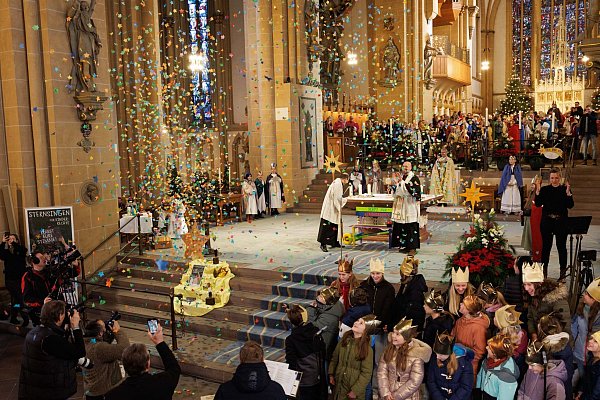 Konfetti wird im Hohen Dom zu Paderborn verschossen. - © Friso Gentsch/dpa