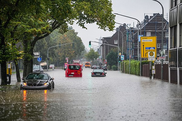 Autos fahren durch eine überflutete Straße in Mönchengladbach. - © Roland Heitink/Persbureau Heitin