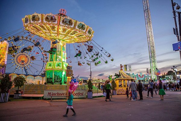 Auf dem Wellenflug können die Gäste die Fahrtrichtung selbst wählen: vorwärts oder rückwärts. - © Maximilian Fahrenschon