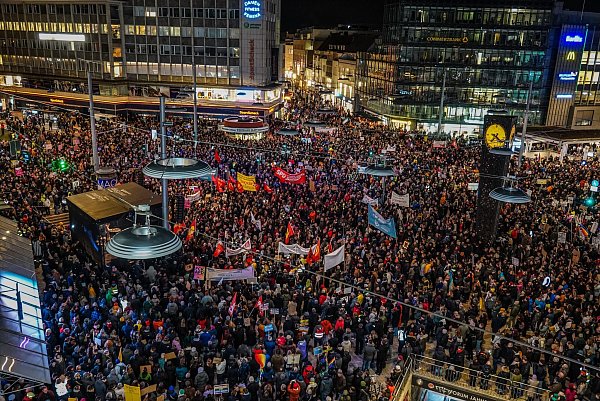 Der mit mehr als 25.000 Menschen gefüllte Jahnplatz in Bielefeld bot im Januar 2024 ein beeindruckendes Bild. - © Archiv: Paul Brinkmann