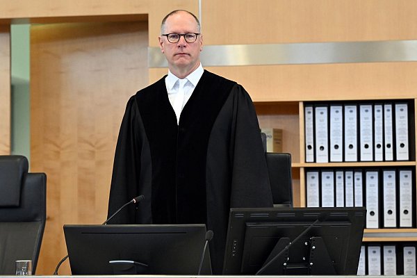 Der Vorsitzende Richter Winfried van der Grinten steht im Gerichtssaal des Oberlandesgerichts. - © Federico Gambarini/dpa