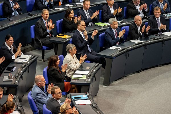 Applaus im Bundestag nach der Abstimmung über die neuen Richter für das Bundesverfassungsgericht. - © Michael Kappeler/dpa