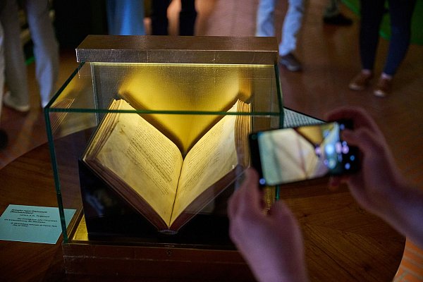 Die Reichsannalen Karls des Großen aus dem Jahr 755 mit der ersten Erwähnung Westfalens, werden im LWL-Museum in der Kaiserpfalz ausgestellt. - © Bernd Thissen/dpa