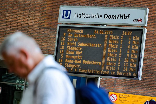 Eine LED-Tafel im Kölner Hauptbahnhof informiert über den Kampfmittelfund. Am Montag waren im Stadtteil Deutz drei Bomben aus dem Zweiten Weltkrieg entdeckt worden. - © Christoph Reichwein/dpa