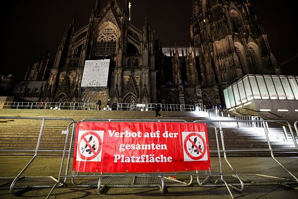 Ein Banner zum Böllerverbot hängt am Silvesterabend an einer Absperrung vor dem Kölner Dom. Dort war zum Jahreswechsel kein Feuerwerk erlaubt. - © Christoph Reichwein/dpa
