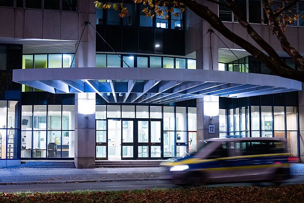 Ein Haftrichter des Amtsgerichts Tiergarten erließ nach einer Vorführung Haftbefehl gegen den 22-jährigen Verdächtigen, wie die Strafverfolgungsbehörden am Sonntagabend mitteilten. - © Christophe Gateau/dpa