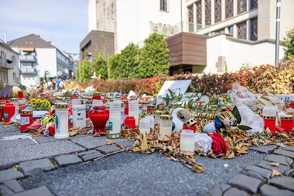Hunderte Kerzen, Blumen und Trauerschreiben befinden sich am Gedenkort unweit des Tatorts. Bei einer Attacke auf der 650-Jahr-Feier der Stadt Solingen hatte es am Abend des 23.08.2024 Tote und Verletzte gegeben. - © Thomas Banneyer/dpa