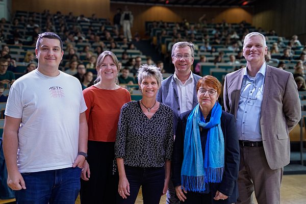 Freuen sich, die Erstsemester auf dem Campus zu begrüßen:AStA-Vorsitzender Torsten Heß (v. l.), Lena Wobbe vom Studentischen Gesundheitsmanagement, Sabine Kramm, 2. stellvertretende Bürgermeisterin der Stadt Paderborn, Ulrich Schmidt, Geschäftsführer des Studierendenwerks, Universitätspräsidentin Birgitt Riegraf und Volker Schöppner, Vizepräsident für Lehre, Studium und Qualitätsmanagement. - © Universität Paderborn / Johanna Pietsch)