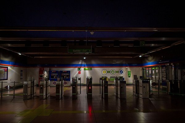 Madrid: Menschenleere U-Bahn-Station während des Stromausfalls in der Hauptstadt. - © Luis Soto/ZUMA Press Wire/dpa