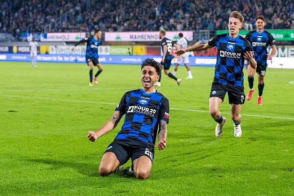 Der Freudenlauf von Lucas Copado nach dem Treffer zum 1:0 für den SC Paderborn endet zunächst auf den Knien und wenig später in der Jubeltrauber seiner Teamkollegen. - © David Inderlied/dpa