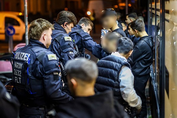 Die Polizei kontrolliert Jugendliche in Duisburg. - © Christoph Reichwein/dpa