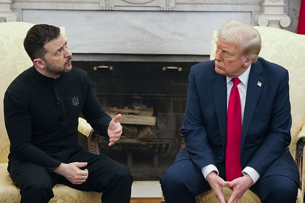 Endete im Fiasko: US-Präsident Donald Trump (r.) beim letzten Treffen mit dem ukrainischen Präsidenten Wolodymyr Selenskyj im Weißen Haus. - © Mystyslav Chernov/AP/dpa
