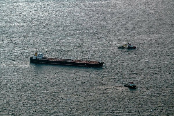 Deutsche Einsatzkräfte sicherten am Freitagnachmittag den Tanker. - © Stefan Sauer/dpa