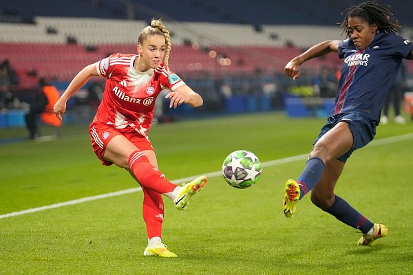 Giulia Gwinn (Bayern München), hier gegen Jennifer Echegini (r., Paris St. Germain) in der Vorrunde der Champions League in Paris. - © Michel Euler/AP/dpa