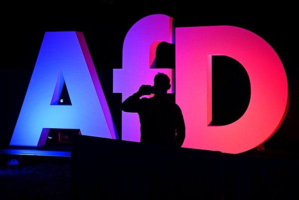 Bei der Kommunalwahl im Kreis Gütersloh im Herbst findet sich die AfD nur auf fünf von dreizehn Wahlzetteln wieder. - © Julian Stratenschulte/dpa
