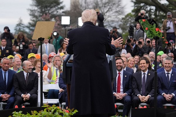 Unter anderem Vize-Präsident J.D. Vance hörte Trumps Rede im Rosengarten des Weißen Hauses zu. - © Evan Vucci/AP/dpa