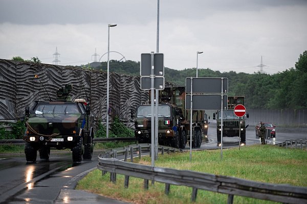 Einzelne Marschkolonnen sind am Donnerstag zu ihrem Zielort unterwegs und nutzen dabei auch die A2. - © Fabian Strauch/dpa