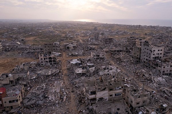 Gebäude, die durch die israelische Luft- und Bodenoffensive zerstört wurden, sind im Viertel Tel al-Hawa im Gazastreifen zu sehen. - © dpa